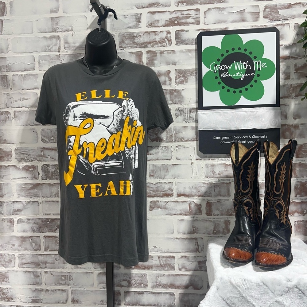 Elle king Graphic Tee with Yellow Accents adult small